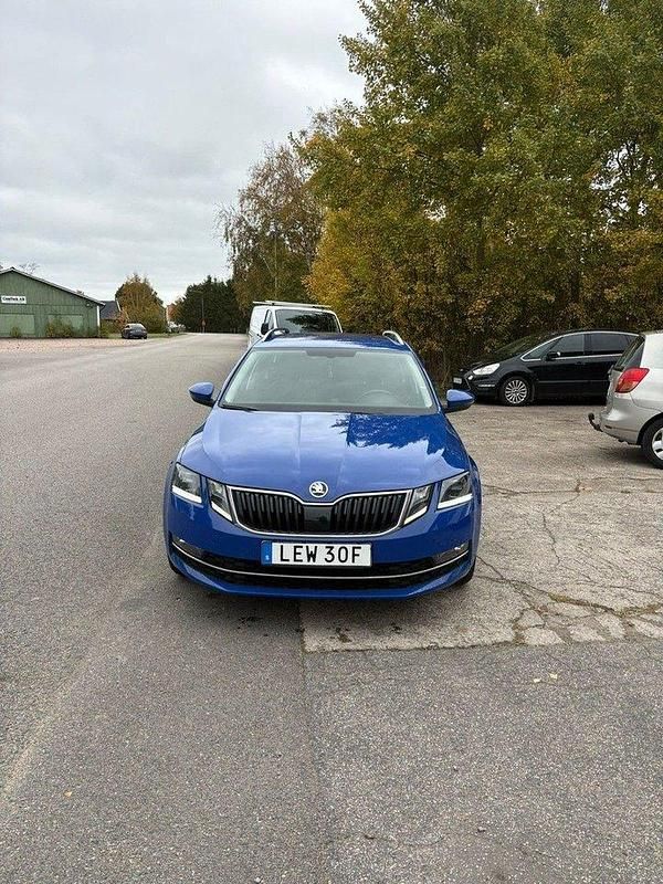 Svart Begagnad 2020 Skoda Octavia Style Kombi | 75 000 kr (Marknadspris) - Bild 1/4