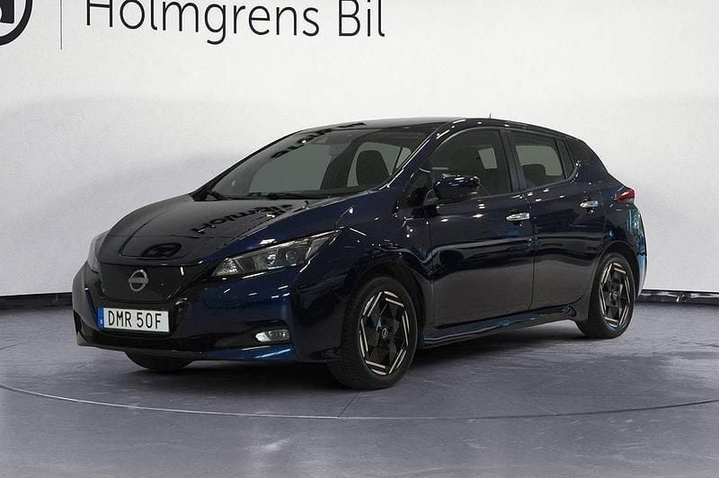 Mörkblå Begagnad 2023 Nissan Leaf Acenta Halvkombi | 189 800 kr (Marknadspris) - Bild 1/4