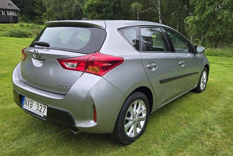 Grå Begagnad 2013 Toyota Auris Active Halvkombi | 107 000 kr (Dyr) - Bild 1/4
