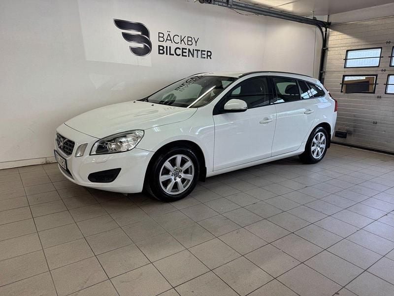 Vit Begagnad 2012 Volvo V60 Momentum Kombi | 68 000 kr (Marknadspris) - Bild 1/4