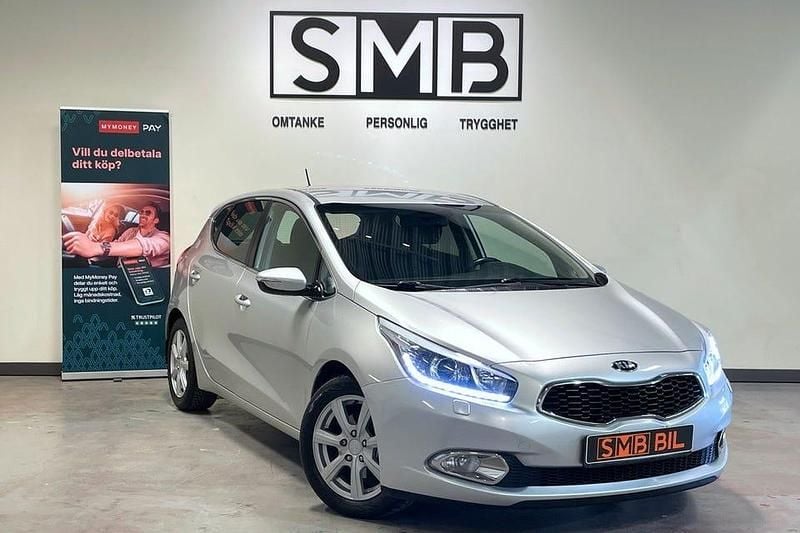 Grå Begagnad 2014 Kia Ceed Comfort Halvkombi | 74 900 kr (Marknadspris) - Bild 1/4