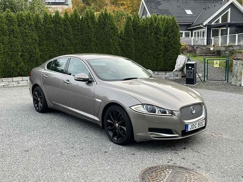 Begagnad Jaguar XF Luxury 190 HK (139 kW) 2012 Grå Sedan