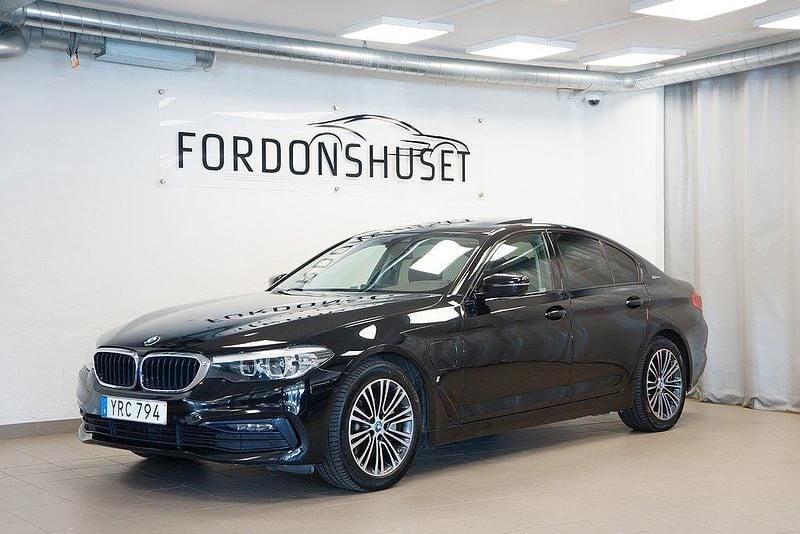 Svart Begagnad 2018 BMW 530e iPerformance Sedan | 239 000 kr (Superpris) - Bild 1/4