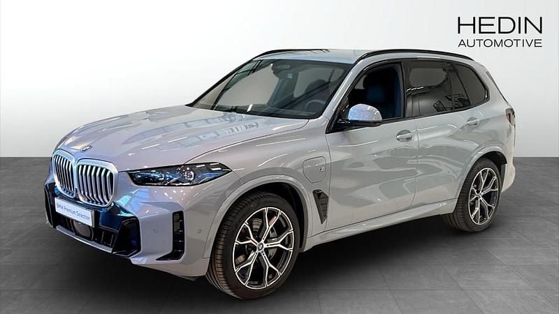 Grå (grey) Begagnad 2025 BMW X5 Comfort Edition SUV | 1 012 700 kr - Bild 1/4
