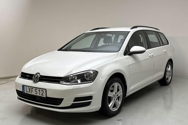 Vit Begagnad 2016 VW Golf VII | 137 800 kr (Marknadspris) - Bild 1/4