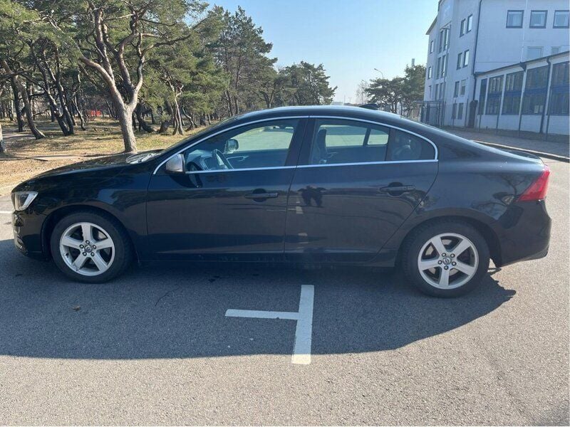 Svart Begagnad 2014 Volvo S60 R-Design Sedan | 96 300 kr (Marknadspris) - Bild 1/4