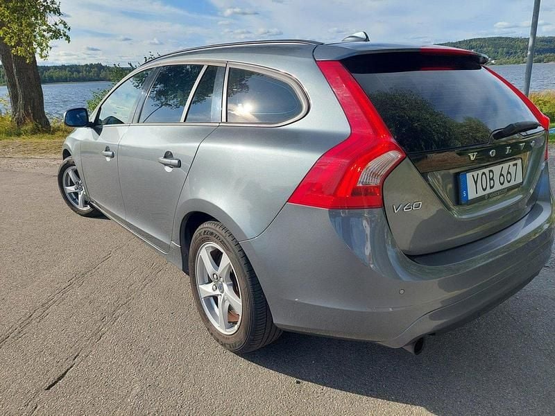 Grå Begagnad 2018 Volvo V60 Kinetic Kombi | 198 000 kr (Bra pris) - Bild 1/4