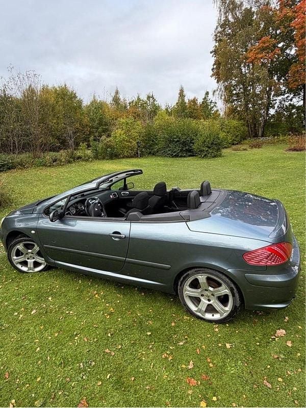Grå Begagnad 2005 Peugeot 307 CC Cab | 38 000 kr (Marknadspris) - Bild 1/4