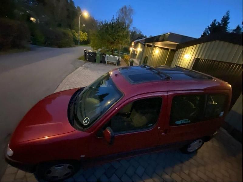 Röd Begagnad 2001 Peugeot Partner Minibuss | 29 500 kr (Marknadspris) - Bild 1/4