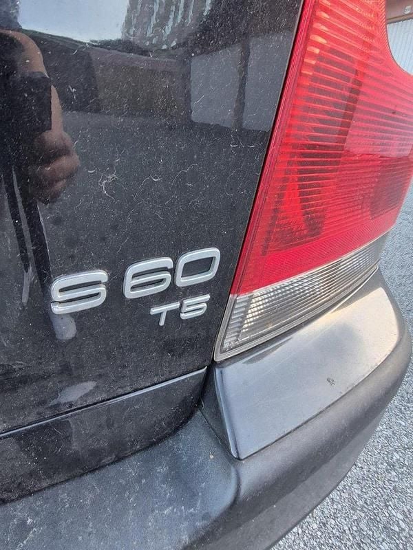 Svart Begagnad 2001 Volvo S60 Sedan | 14 000 kr (Bra pris) - Bild 1/4