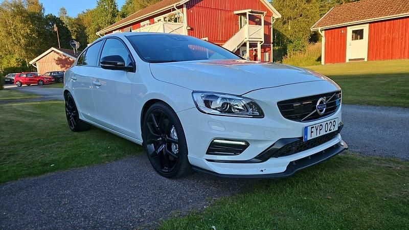 Vit Begagnad 2016 Volvo S60 R-Design Sedan | 309 000 kr - Bild 1/4