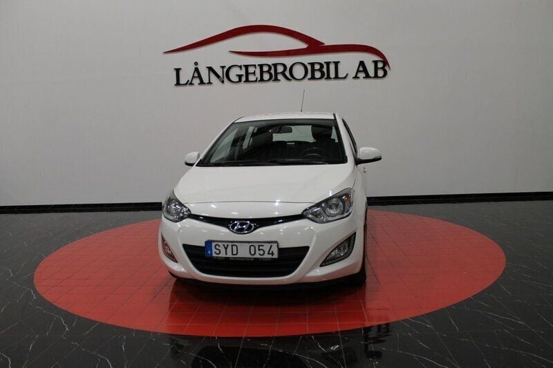 Vit Begagnad 2012 Hyundai i20 Premium Halvkombi | 59 900 kr (Marknadspris) - Bild 1/4