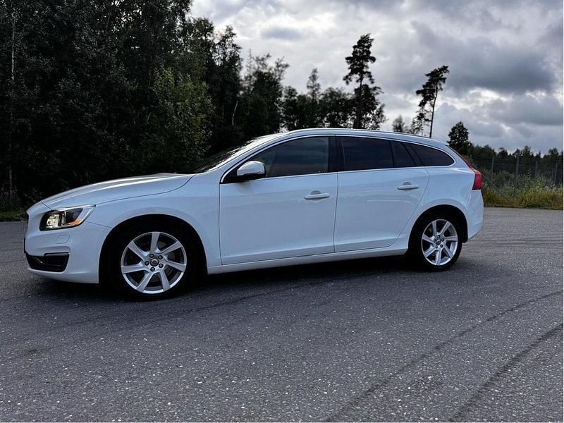 Vit Begagnad 2015 Volvo V60 Summum Kombi | 164 900 kr (Marknadspris) - Bild 1/4