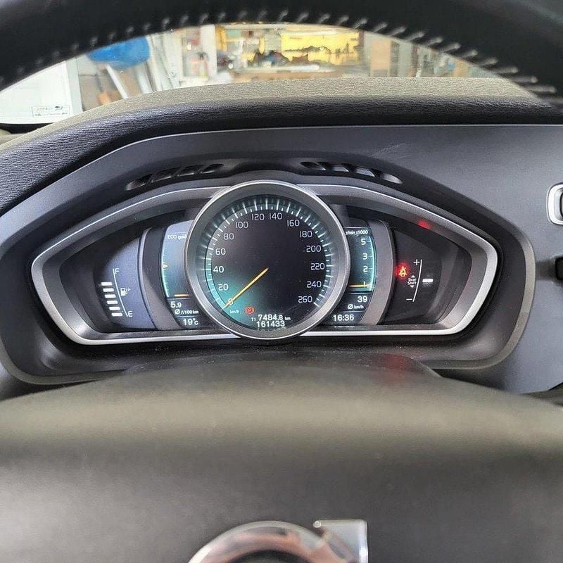 Vit Begagnad 2015 Volvo V40 Momentum Kombi | 100 000 kr (Superpris) - Bild 1/4