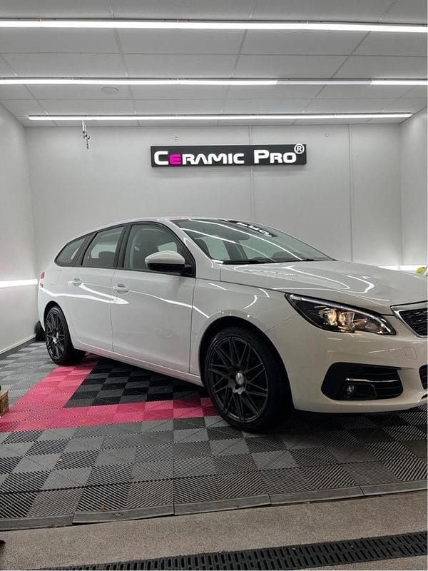 Vit Begagnad 2021 Peugeot 308 Kombi | 139 900 kr - Bild 1/4