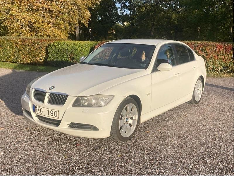 Vit Begagnad 2007 BMW 325 Advantage Sedan | 42 000 kr (Dyr) - Bild 1/4
