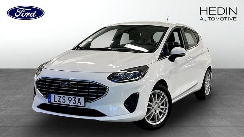 Vit Begagnad 2022 Ford Fiesta Titanium Halvkombi | 159 900 kr (Marknadspris) - Bild 1/4