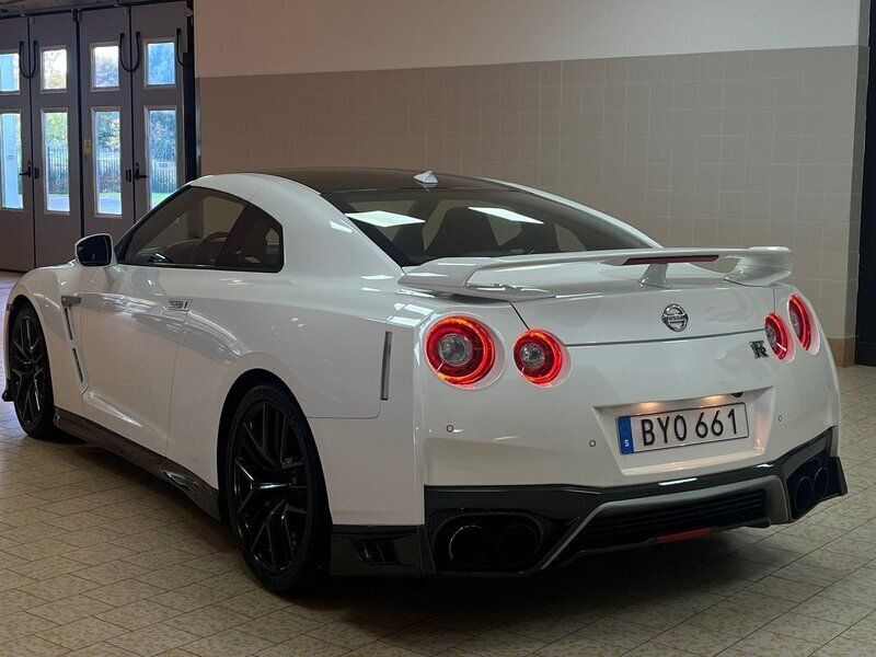 Begagnad Nissan GT-R SV 635 HK (467 kW) 2018 Vit Sportkupé