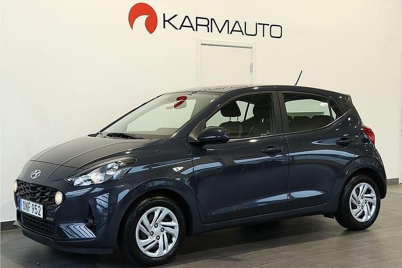 Grå Begagnad 2021 Hyundai i10 Essential Halvkombi | 139 900 kr (Marknadspris) - Bild 1/4