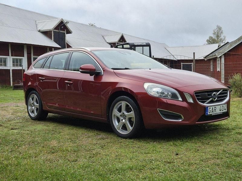 Röd Begagnad 2011 Volvo V60 Kombi | 99 000 kr (Marknadspris) - Bild 1/4