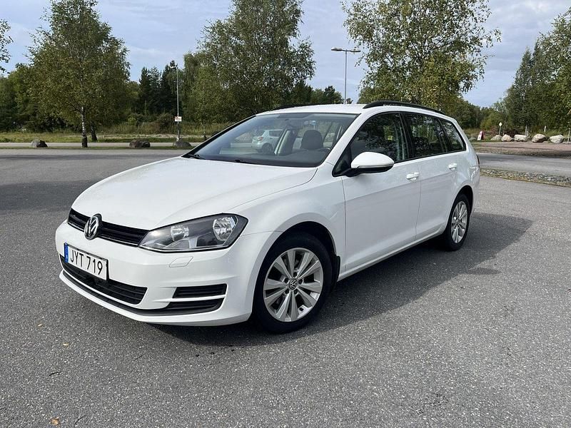 Vit Begagnad 2016 VW Golf VII Kombi | 100 000 kr (Marknadspris) - Bild 1/4
