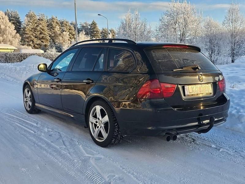 Begagnad BMW 325 218 HK (160 kW) 2009 Svart Kombi