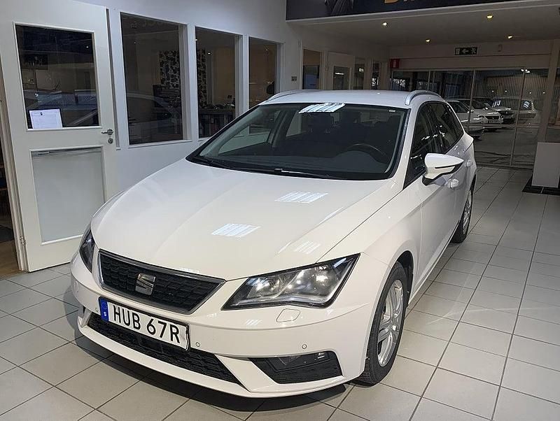Vit Begagnad 2020 Seat Leon ST Style Kombi | 159 700 kr (Marknadspris) - Bild 1/3