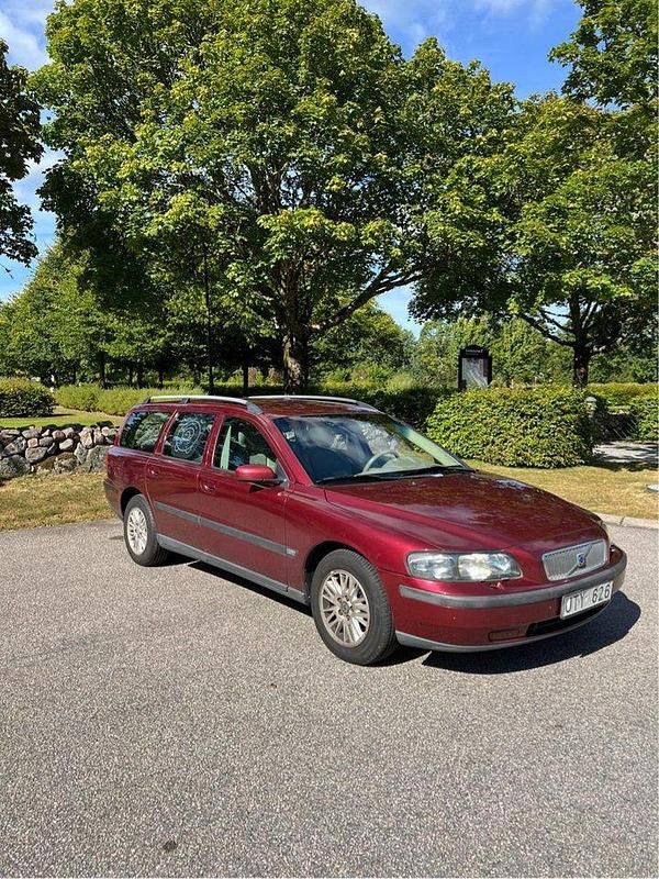 Röd Begagnad 2004 Volvo V70 Kombi | 17 000 kr (Bra pris) - Bild 1/4