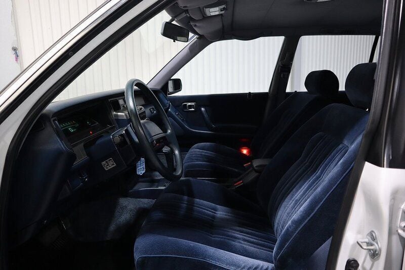 Begagnad Toyota Crown 200 HK (147 kW) 1988 Vit Sedan