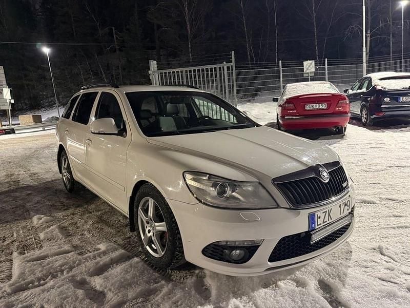 Begagnad Skoda Octavia RS 170 HK (125 kW) 2011 Vit Kombi