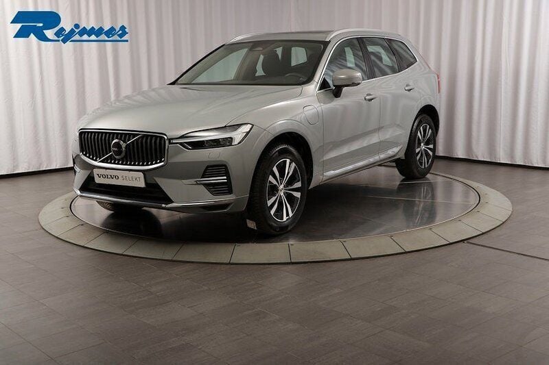 Grå Begagnad 2023 Volvo XC60 Core SUV | 484 900 kr (Bra pris) - Bild 1/4