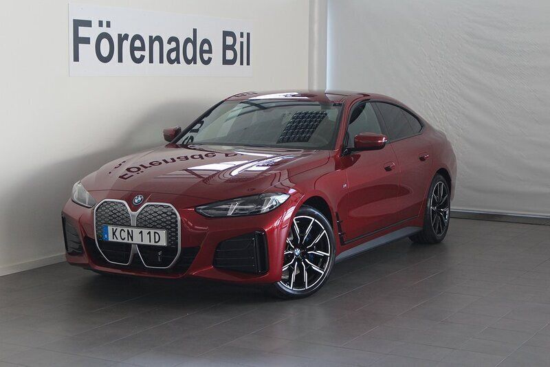 Röd Ny 2025 BMW i4 M Sport Sedan | 682 700 kr (Marknadspris) - Bild 1/4