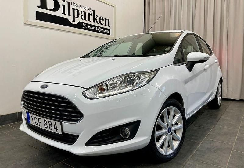 Vit Begagnad 2016 Ford Fiesta Titanium Halvkombi | 89 900 kr (Marknadspris) - Bild 1/3