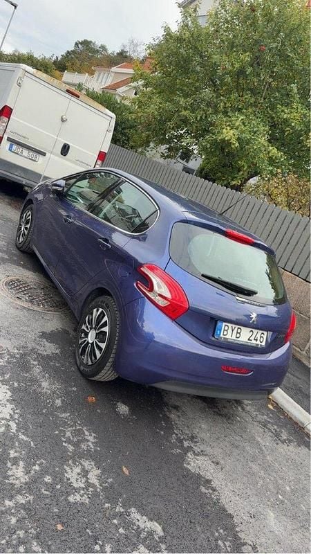 Blå Begagnad 2013 Peugeot 208 Halvkombi | 55 000 kr (Marknadspris) - Bild 1/4