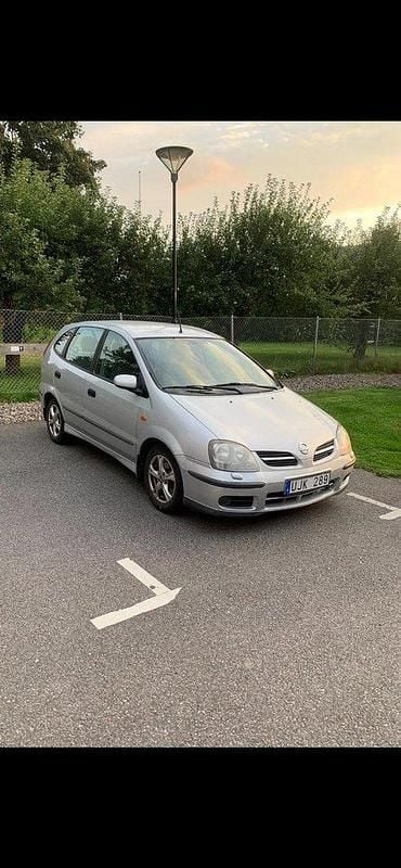 Silver Begagnad 2003 Nissan Almera Tino Minibuss | 8 500 kr - Bild 1/1