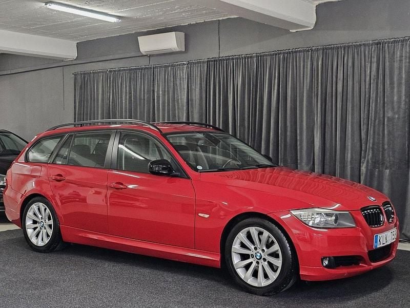 Röd Begagnad 2010 BMW 320 Comfort Edition Kombi | 84 900 kr (Marknadspris) - Bild 1/4