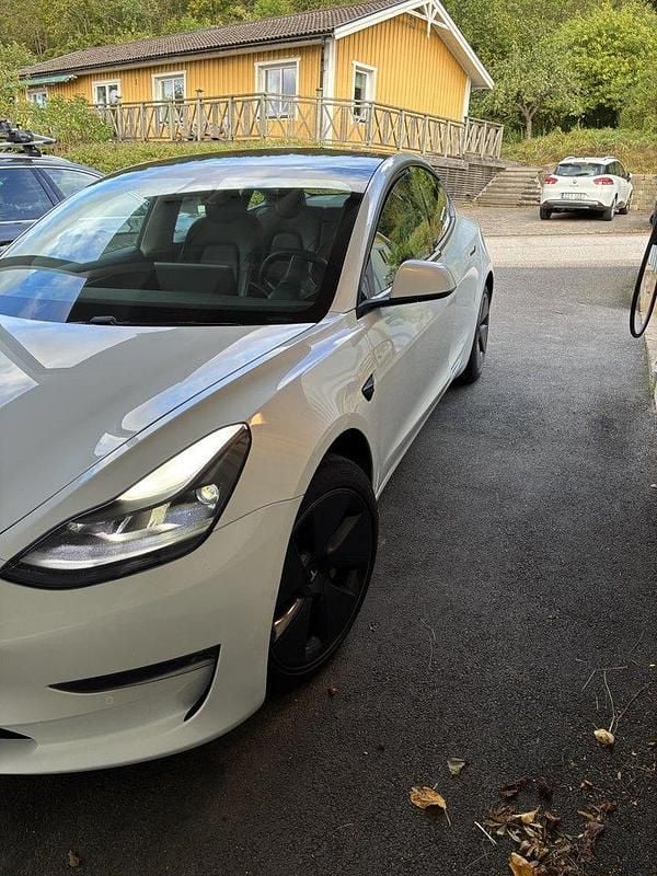 Vit Begagnad 2021 Tesla Model 3 Long Range AWD Sedan | 280 000 kr (Marknadspris) - Bild 1/4