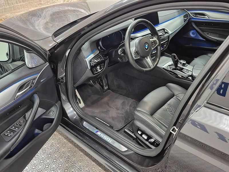 Begagnad BMW M550 M Sport 463 HK (340 kW) 2018 Grå (sophistogrå metallic) Sedan