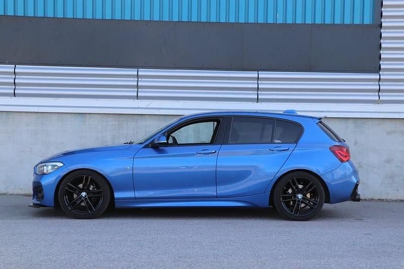 Begagnad BMW 118 Shadowline 136 HK (100 kW) 2018 Halvkombi