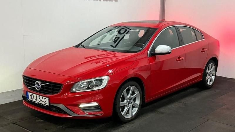 Röd Begagnad 2016 Volvo S60 R-Design Sedan | 169 900 kr (Marknadspris) - Bild 1/4