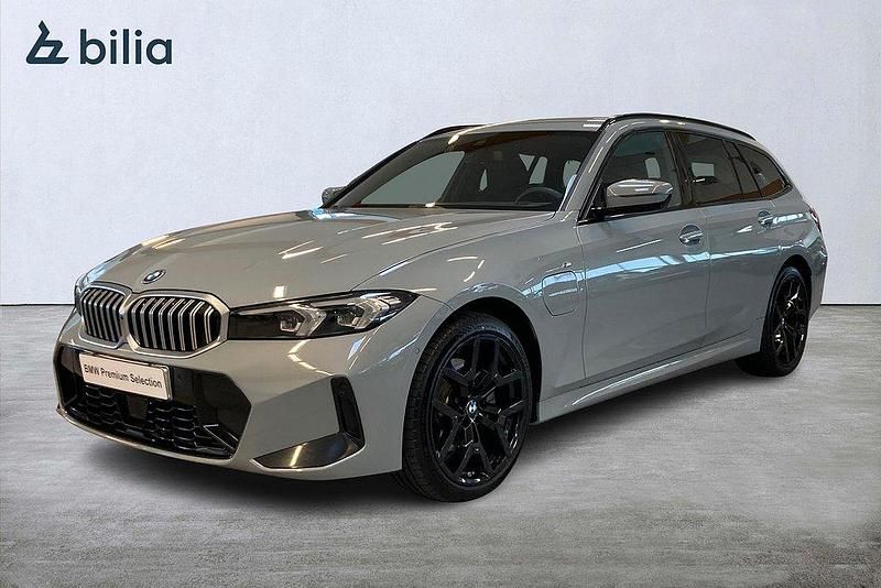 Grå Begagnad 2025 BMW 330e M Sport Kombi | 549 000 kr - Bild 1/4