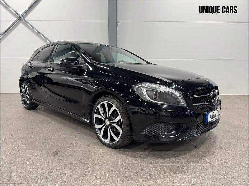 Svart Begagnad 2014 Mercedes A180 Urban Halvkombi | 139 900 kr (Marknadspris) - Bild 1/4