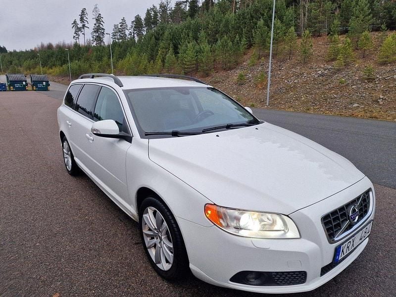 Vit Begagnad 2011 Volvo V70 Momentum Kombi | 105 000 kr (Marknadspris) - Bild 1/3