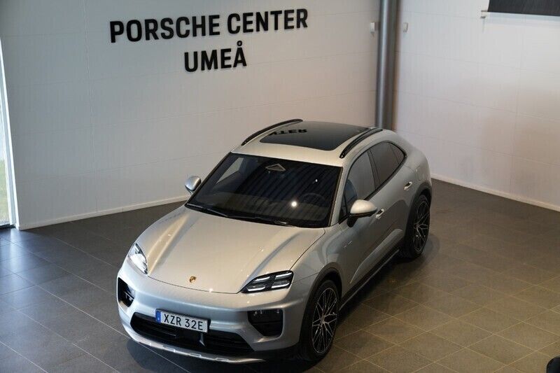 Silver Ny 2025 Porsche Macan SUV | 1 261 400 kr (Lite dyr) - Bild 1/4
