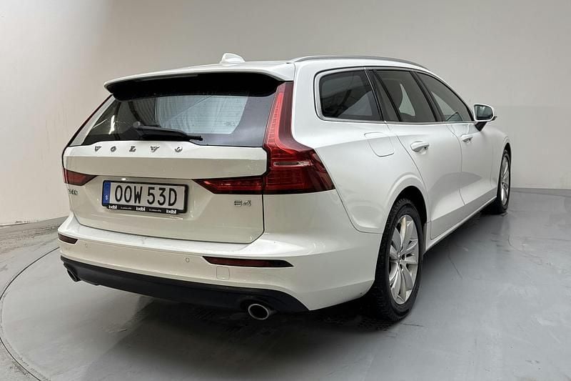 Begagnad Volvo V60 Momentum 197 HK (144 kW) 2021 Vit Kombi