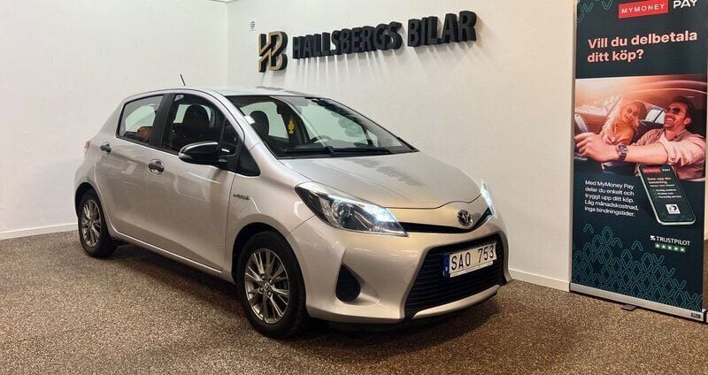 Silver Begagnad 2013 Toyota Yaris Hybrid Halvkombi | 89 900 kr (Marknadspris) - Bild 1/4