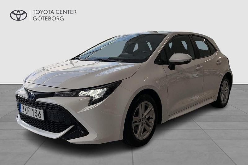 Vit Begagnad 2022 Toyota Corolla Hybrid Active Halvkombi | 249 900 kr (Marknadspris) - Bild 1/3