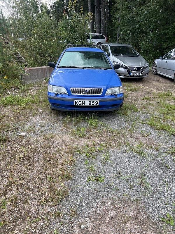 Blå Begagnad 2000 Volvo V40 Kombi | 17 800 kr - Bild 1/4