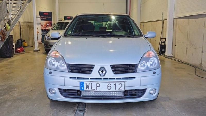 Grå Begagnad 2005 Renault Clio II Halvkombi | 19 900 kr (Marknadspris) - Bild 1/4