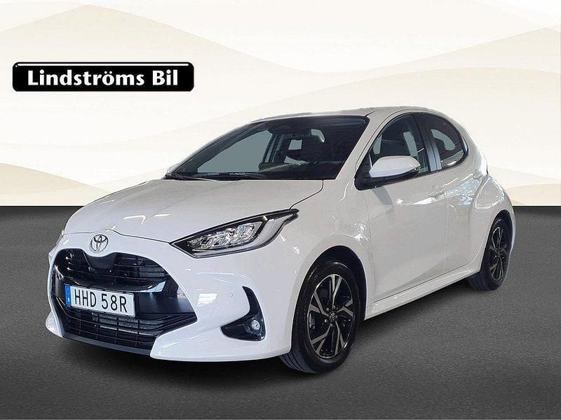 Vit Begagnad 2024 Toyota Yaris Hybrid Active Halvkombi | 279 900 kr (Dyr) - Bild 1/3
